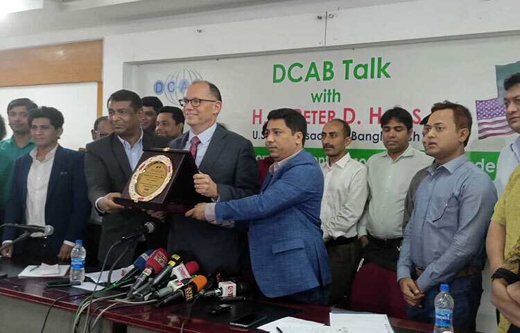 যুক্তরাষ্ট্র বাংলাদেশে আন্তর্জাতিকভাবে গ্রহণযোগ্য, অবাধ, সুষ্ঠু নির্বাচন দেখতে চায় বলে জানিয়েছেন ঢাকায় নিযুক্ত মার্কিন রাষ্ট্রদূত পিটার ডি হাস। আজ জাতীয় প্রেস ক্লাবের তফাজ্জল হোসেন মানিক মিয়া হলে কূটনৈতিক প্রতিবেদকদের সংগঠন ডিপ্লোমেটিক করেসপন্ডেন্টস অ্যাসোসিয়েশন বাংলাদেশ (ডিক্যাব) আয়োজিত এক আলোচনা সভায় এ কথা বলেন তিনি। ছবি: জাগো নিউজ