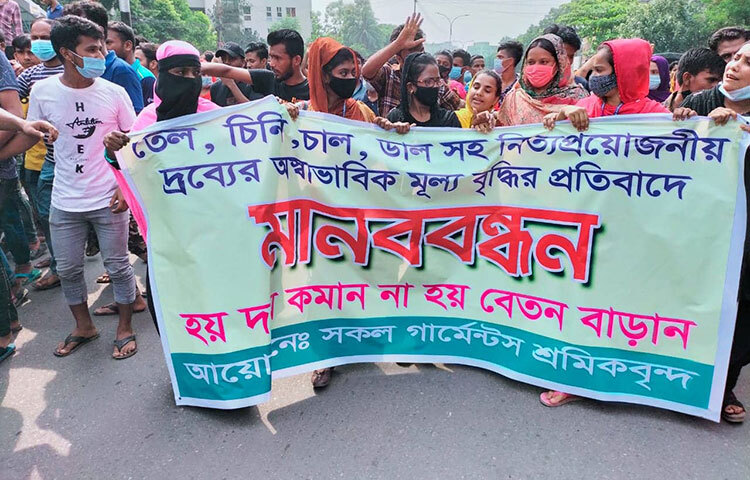 বেতন বৃদ্ধির দাবিতে রাজধানীর মিরপুরে সড়কে অবস্থান নিয়ে অবরোধ করে রেখেছেন ওই এলাকার কয়েকটি পোশাককারখানার শ্রমিকরা। আজ দুপুর দুইটা থেকে পোশাকশ্রমিকরা সড়কে অবস্থান নিয়েছেন। এতে মিরপুর ১০ নম্বর ও আশপাশের এলাকায় তীব্র যানজটের সৃষ্টি হয়েছে। ছবি: বিপ্লব দিক্ষিৎ