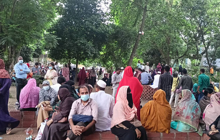 ঢাকা বিশ্ববিদ্যালয়ে ভর্তি পরীক্ষার্থীদের সঙ্গে আসা অভিভাবকদের কেন্দ্রের বাইরে অপেক্ষা করতে দেখা গেছে। ছবি: বিপ্লব দিক্ষিৎ