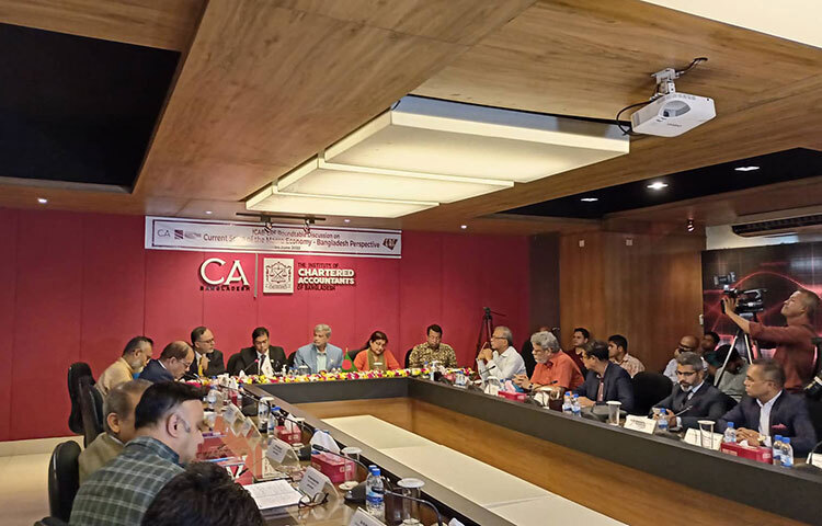 কৃষিতে ভর্তুকি দেওয়া থেকে সরে আসা উচিত বলে মন্তব্য করেছেন পরিকল্পনামন্ত্রী এম এ মান্নান। তিনি বলেছেন, আমি কৃষকের সন্তান। আমিও নিজে কৃষক ছিলাম, আমার পাড়া প্রতিবেশীরাও কৃষিক। আজ  রাজধানীর কারওয়ান বাজারের সিএ ভবনে আসন্ন বাজেটে ‘ক্ষুদ্র অর্থনীতি: প্রত্যাশা’ শীর্ষক গোল টেবিল আলোচনায় অংশ নিয়ে তিনি এসব কথা বলেন। ছবি: বিপ্লব দিক্ষিৎ