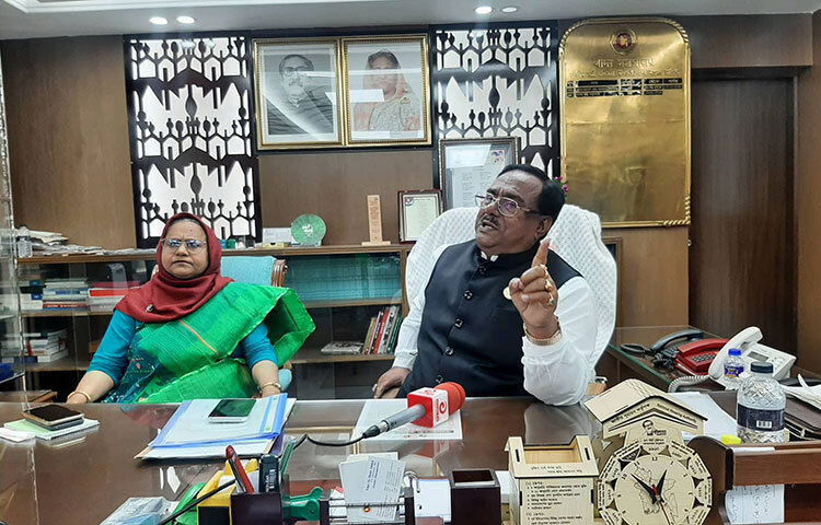 বাজারে অতিরিক্ত দাম নিয়ন্ত্রণে বেসরকারিভাবে চাল আমদানি করার সিদ্ধান্ত নেওয়া হয়েছে বলে জানিয়েছেন খাদ্যমন্ত্রী সাধন চন্দ্র মজুমদার। আজ দুপুরে সচিবালয়ে নিজ দপ্তরে সাংবাদিকদের এক প্রশ্নের জবাবে তিনি এ কথা জানান। ছবি: জাগো নিউজ