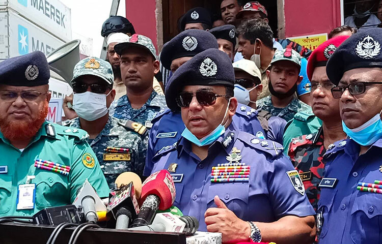 পুলিশের মহাপরিদর্শক (আইজিপি) ড. বেনজীর আহমেদ বলেছেন, তদন্ত কমিটির প্রতিবেদন পাওয়ার পরই যারা দোষী তাদের বিরুদ্ধে আইনগত ব্যবস্থা নেওয়া হবে। আজ দুপুরে চট্টগ্রামের সীতাকুণ্ডের বিএম কনটেইনার ডিপোতে লাগা আগুনের ঘটনাস্থল পরিদর্শন শেষে সাংবাদিকদের প্রশ্নের জবাবে আইজিপি এ কথা বলেন। ছবি: জাগো নিউজ