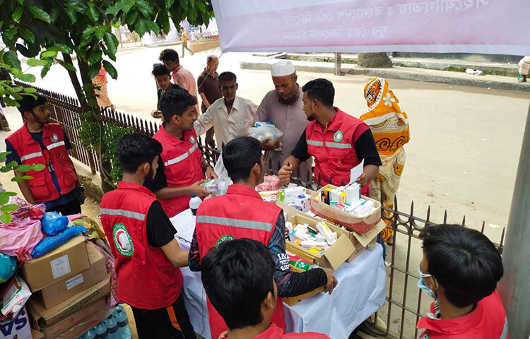 চট্টগ্রামের সীতাকুণ্ডের কন্টেনার ডিপোতে অগ্নিকাণ্ডে ঘটনায় চট্টগ্রাম মেডিকেল কলেজ হাসপাতালে আহতদের খাদ্য বিতরণ, জরুরি ঔষধ সেবা, পানি ও খাদ্য বিতরণ, তথ্য কেন্দ্র পরিচালনা করে যুব রেড ক্রিসেন্ট চট্টগ্রামের স্বেচ্ছাসেবকরা। ছবি: সংগৃহীত