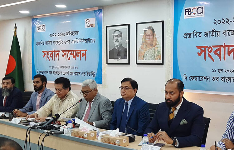 প্রস্তাবিত ২০২২-২৩ অর্থবছরের বাজেটে ঘাটতি মেটাতে স্থানীয় ব্যাংক ব্যবস্থার পরিবর্তে সুলভ সুদে বৈদেশিক উৎস হতে অর্থায়নের প্রচেষ্টা নেওয়ার অনুরোধ জানিয়েছে ব্যবসায়ীদের শীর্ষ সংগঠন এফবিসিসিআই। আজ মতিঝিল এফবিসিসিআই কার্যালয়ে ২০২২-২৩ অর্থবছরের প্রস্তাবিত বাজেটের ওপর এক সংবাদ সম্মেলনে এ কথা বলেন সংগঠনটির সভাপতি মো. জসিম উদ্দিন। ছবি: জাগো নিউজ