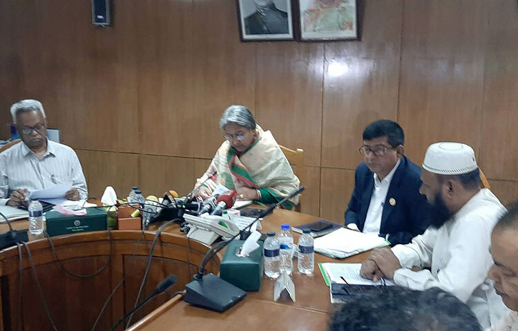 এবছর এসএসসি ও সমমান পরীক্ষায় মোট ২০ লাখ ২১ হাজার ৮৬৮ জন শিক্ষার্থী অংশ নেবে। গত বছরের তুলনায় এবার পরীক্ষার্থী কমেছে ২ লাখ ২১ হাজার ৩৮৬ জন। সারাদেশের মোট ৩ হাজার ৭৯০টি কেন্দ্রে আগামী ১৯ জুন শুরু হয়ে ৬ জুলাই পর্যন্ত চলবে এ পরীক্ষা। আজ শিক্ষা মন্ত্রণালয়ে জাতীয় মনিটরিং ও আইন-শৃঙ্খলা সংক্রান্ত কমিটির সভা শেষে এসব তথ্য জানিয়েছেন শিক্ষামন্ত্রী ডা. দীপু মনি। ছবি: বিপ্লব দিক্ষিৎ