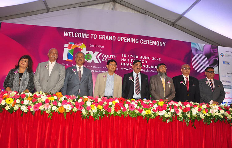 রাজধানীর আন্তর্জাতিক কনভেনশন সেন্টার, বসুন্ধরায় তিনদিনের আন্তর্জাতিক টেক্সটাইল প্রদর্শনী শুরু হয়েছে। আজ এ প্রদর্শনীর উদ্বোধন করেন বস্ত্র ও পাটমন্ত্রী গোলাম দস্তগীর গাজী। ছবি: মাহবুব আলম