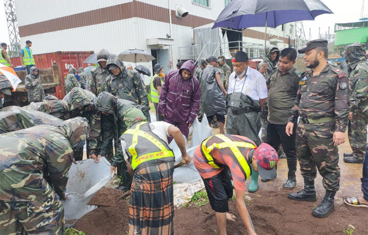 সিলেটের বিদ্যুৎ সরবরাহ স্বাভাবিক রাখতে কাজ করছে বাংলাদেশ সেনাবাহিনী, সিলেট সিটি করপোরেশন (সিসিক) ও বিদ্যুৎ বিভাগ। ছবি: ছামির মাহমুদ