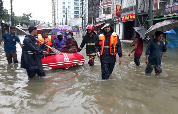 সিলেটে স্মরণকালের ভয়াবহ বন্যায় মানবিক সাহায্যে কাজ করছে ফায়ার সার্ভিস ও সিভিল ডিফেন্স। আজ সকাল থেকে সিলেট বিভাগীয় অফিস সাহায্য কার্যক্রম জোরদার করেছে। ছবি: ছামির মাহমুদ