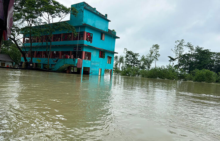 সিলেটের গোয়াইনঘাট এলাকার একটি স্কুলে আশ্রয় নিয়েছে প্রায় ৫০টি পরিবার। ছবি: জাগো নিউজ