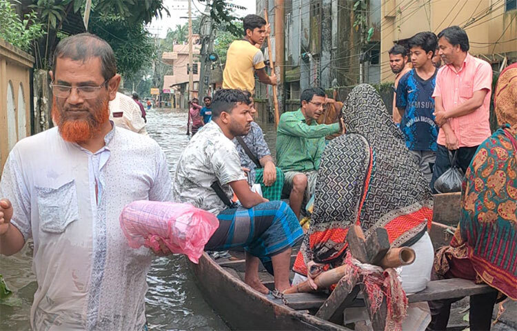 সুনামগঞ্জে ভয়াবহ বন্যার আজ পাঁচ দিন। এখনও খেয়ে না খেয়ে পানি বন্দি অবস্থায় জীবন যাপন করছে মানুষ। তবে আশার আলো শহরের ঘরবাড়ি ও রাস্তা ঘাট থেকে পানি নামতে শুরু করেছে। ছবি: লিপসন আহমেদ