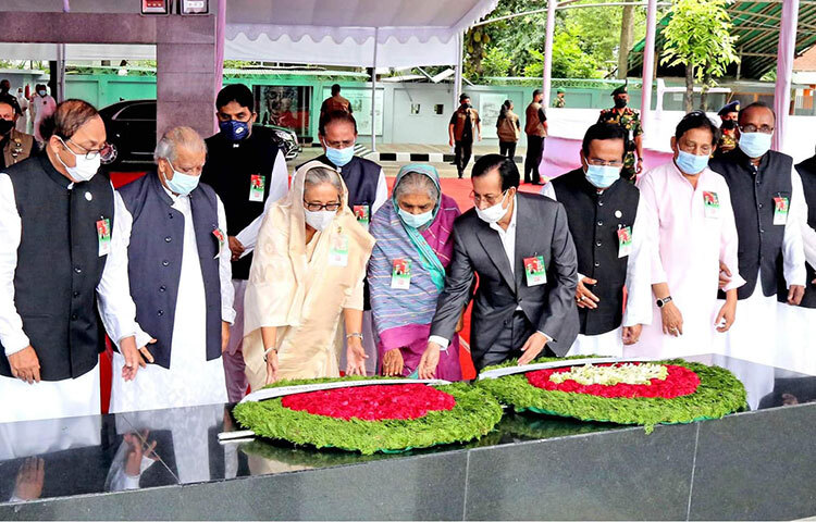 ক্ষমতাসীন দল বাংলাদেশ আওয়ামী লীগের ৭৩তম প্রতিষ্ঠাবার্ষিকী উপলক্ষে জাতির পিতা বঙ্গবন্ধু শেখ মুজিবুর রহমানের প্রতিকৃতিতে ফুল দিয়ে শ্রদ্ধা জানিয়েছেন প্রধানমন্ত্রী ও আওয়ামী লীগের সভাপতি শেখ হাসিনা। আজ সকালে ধানমন্ডি-৩২ এ অবস্থিত বঙ্গবন্ধুর প্রতিকৃতিতে শ্রদ্ধা জানান তিনি। এসময় আওয়ামী লীগের শীর্ষ নেতারা উপস্থিত ছিলেন। ছবি: সংগৃহীত