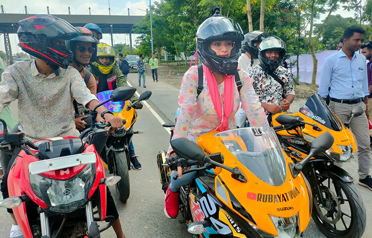 যান চলাচলের জন্য পদ্মা সেতুর দ্বার খুলে দেওয়ার পর যেন সেতু পাড়ি দেওয়ার উৎসবে মেতেছে সবাই। প্রথম নারী মোটরসাইকেলচালক হিসেবে পদ্মা সেতু পাড়ি দিলেন রুবায়াত রুবা নামে এক নারী। রাজধানী মিরপুরের শেওড়াপাড়া থেকে তিনি মোটরসাইকেল চালিয়ে এসে আজ সকালে সেতুতে ওঠেন। সে হিসেবে রুবায়াতই পদ্মা সেতুর প্রথম লেডি বাইকার। ছবি: জাগো নিউজ