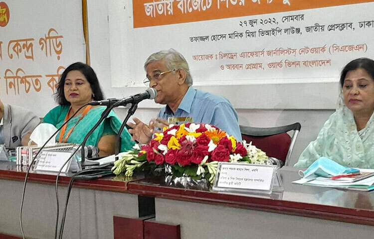 শুধু আমলাদের ওপর নির্ভর না করে রাজনীতির পাশাপাশি সমাজ সংস্কারে রাজনীতিবিদের এগিয়ে আসা উচিত বলে মন্তব্য করেছেন পরিকল্পনা প্রতিমন্ত্রী অধ্যাপক ড. শামসুল আলম। তিনি বলেন, রাজনৈতিক দলগুলোকে কোনো আয়োজন করতে দেখি না। তারা তাকিয়ে থাকেন উপজেলা নির্বাহী কর্মকর্তা (ইউএনও) করবে, সেখানে তাদের দাওয়াত দিতে হবে। কিন্তু এটাতো তাদেরও করার কথা। ছবি: বিপ্লব দিক্ষিৎ