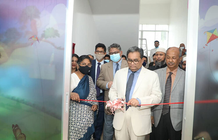 করোনাভাইরাসের সংক্রমণ ঊর্ধ্বমুখী হওয়ায় সরকার কিছুটা চিন্তিত বলে জানিয়েছেন স্বাস্থ্যমন্ত্রী জাহিদ মালেক। আজ স্বাস্থ্যসেবা বিভাগের সচিব ড. মু. আনোয়ার হোসেন হাওলাদারের সঙ্গে আওতাধীন দপ্তর-সংস্থা প্রধানদের ২০২২-২৩ অর্থবছরের বার্ষিক কর্মসম্পাদন চুক্তি (এপিএ) স্বাক্ষর অনুষ্ঠানে প্রধান অতিথির বক্তব্য তিনি এ কথা বলেন। ছবি: জাগো নিউজ