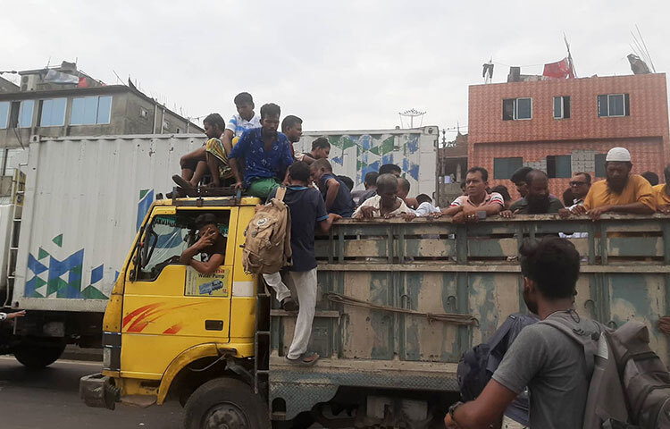 ঈদ সবার কাছে আনন্দের হলেও ঘরেফেরা মানুষের কাছে ঈদযাত্রা অনেকটা ভোগান্তির নাম। গণপরিবহনে অতিরিক্ত ভাড়া, শিডিউল বিপর্যয়, টিকিট সংকটসহ সড়কে দীর্ঘ যানজটে ঈদযাত্রা স্বস্তির হয় না অধিকাংশ মানুষের কাছে। তাই অনেকেই ট্রাকে করে বাড়ি যাচ্ছেন। ছবি: বিপ্লব দিক্ষিৎ
