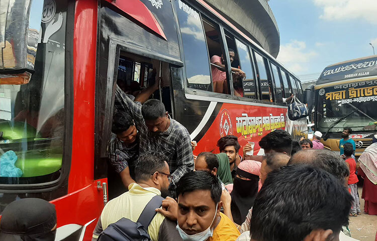 অতিরিক্ত যাত্রী ও ঢাকায় ঢোকার মুখে যানজটের কারণে সায়েদাবাদ বাস টার্মিনাল থেকে বেশির ভাগ বাসই দেরিতে ছাড়ছে। অনেকেই ঘণ্টার পর ঘণ্টা অপেক্ষা করেও গন্তব্যে যাওয়ার বাস পাচ্ছেন না। প্রায় প্রতিটি বাসেই অতিরিক্ত ভাড়া নেওয়া হচ্ছে। এসব নিয়ে ভোগান্তিতে পড়েছেন যাত্রীরা। আজ সকালে যাত্রাবাড়ী ও সায়েদাবাদ বাস টার্মিনাল ঘুরে এমন চিত্র দেখা গেছে। ছবি: জাগো নিউজ