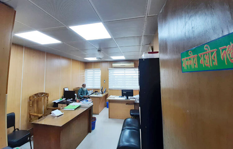 ঈদুল আজহার ছুটি শেষে মঙ্গলবারই খুলেছে সরকারি-বেসরকারি অফিস-কর্মস্থল। তবে এখনো অফিসপাড়ায় ঈদের আমেজ কাটেনি। ছবি: জাগো নিউজ