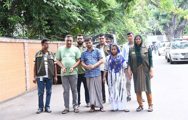 ‘ফেয়ারফ্যাক্স বাংলাদেশ প্রকল্প’ এবং ‘বাংলাদেশ প্রতিবন্ধী কল্যাণ ট্রাস্ট ’ নামক দুটি বেসরকারি প্রতিষ্ঠান খুলে ভুয়া নিয়োগ বিজ্ঞপ্তি দিয়ে চাকরিপ্রত্যাশীদের কাছ থেকে ১৯ লাখ টাকা হাতিয়ে নিয়েছে একটি সংঘবদ্ধ চক্র। এ ঘটনায় ঢাকার বিভিন্ন এলাকায় অভিযান চালিয়ে চক্রের তিন সদস্যকে গ্রেফতার করেছে ডিবির মিরপুর বিভাগের মিরপুর জোনাল টিম। ছবি: জাগো নিউজ