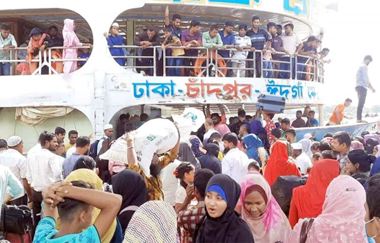 পরিবারের সঙ্গে ঈদ উদযাপন শেষে কর্মস্থলে ফিরছে মানুষ। ফলে চাঁদপুর লঞ্চঘাটে বেড়েছে ঢাকামুখী যাত্রীর চাপ। আজ ভোর থেকে সকাল ১০টা পর্যন্ত যাত্রী নিয়ে সাতটি লঞ্চ ঢাকার উদ্দেশ্যে ছেড়ে যায়। ছবি: জাগো নিউজ