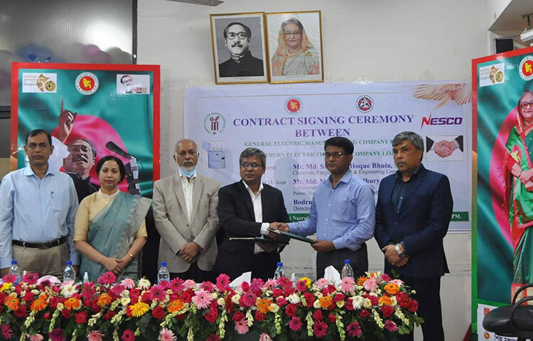 রাষ্ট্রায়ত্ত প্রতিষ্ঠান জেনারেল ইলেকট্রিক ম্যানুফ্যাকচারিং কোম্পানি লিমিটেডের (জিইএমকো) কাছ থেকে ৮২৫টি ২৫০ কেভিএ ডিস্ট্রিবিউশন ট্রান্সফরমার কিনবে নর্দান ইলেকট্রিসিটি সাপ্লাই কোম্পানি লিমিটেড (নেসকো) । যার অর্থিক মূল্য ৪০ কোটি ১৬ লাখ টাকা। আজ বাংলাদেশ ইস্পাত ও প্রকৌশল করপোরেশনের (বিএসইসি) সভাকক্ষে এ বিক্রয়ের লক্ষ্যে উভয় প্রতিষ্ঠানের মধ্যে চুক্তি স্বাক্ষর হয়। ছবি: বিপ্লব দিক্ষিৎ