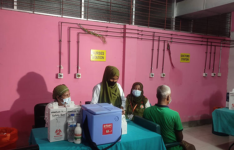 ৭৫ লাখ ডোজ টিকার লক্ষ্যমাত্রা পূরণ না হলে বুস্টার ডোজ কার্যক্রম চলমান থাকবে বলে জানিয়েছেন স্বাস্থ্য অধিদপ্তরের মহাপরিচালক (ডিজি) অধ্যাপক ডা. এবিএম খুরশীদ আলম। আজ বুস্টার দিবস উপলক্ষে ঢাকা মেডিকেল কলেজ (ঢামেক) টিকা কেন্দ্র পরিদর্শনকালে তিনি এ কথা বলেন। ছবি: বিপ্লব দিক্ষিৎ