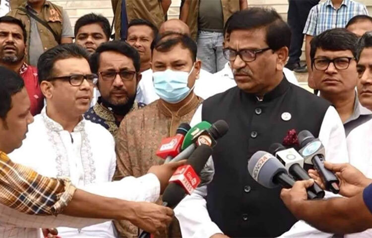 জনগণের সমর্থন আছে বলেই আওয়ামী লীগ ক্ষমতায় আছে বলে দাবি করেছেন আওয়ামী লীগের যুগ্ম সাধারণ সম্পাদক মাহবুব উল আলম হানিফ। তিনি বলেন, আওয়ামী লীগ কখনো ভুয়া নির্বাচন করে না। বিএনপি করেছিল, তাই জনগণ তাদের টেনে-হিঁচড়ে ক্ষমতা থেকে নামিয়ে দিয়েছিল। আজ সকাল সাড়ে ১০টায় কুষ্টিয়া শিল্পকলা একাডেমিতে শিক্ষা প্রতিষ্ঠানের প্রধানদের সঙ্গে মতবিনিময় সভা শুরুর আগে সাংবাদিকদের তিনি এসব কথা বলেন। ছবি: আল-মামুন সাগর