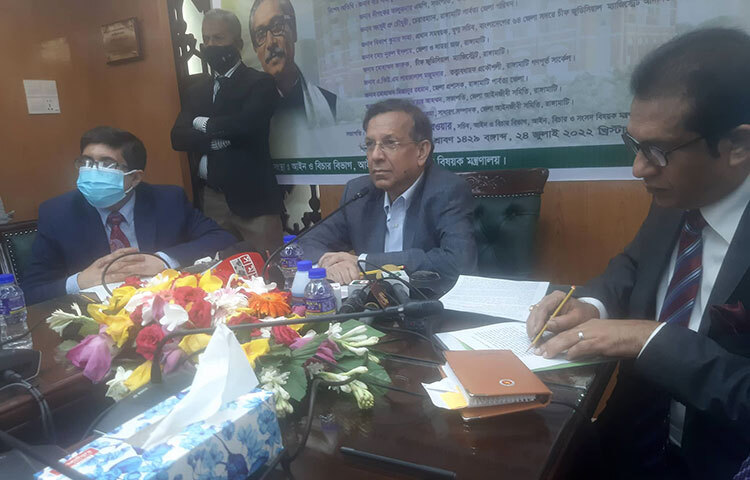 দেশে নির্বাচনের সুষ্ঠু পরিবেশ রয়েছে দাবি করে আগামী জাতীয় নির্বাচনে নিবন্ধিত সব রাজনৈতিক দল অংশ নেবে বলে আশা প্রকাশ করেছেন আইন, বিচার ও সংসদবিষয়ক মন্ত্রী আনিসুল হক। আজ সচিবালয় থেকে ভার্চুয়ালি রাঙ্গামাটির নবনির্মিত চিফ জুডিসিয়াল ম্যাজিস্ট্রেট আদালত ভবনের উদ্বোধন অনুষ্ঠানে সাংবাদিকদের প্রশ্নের জবাবে আইনমন্ত্রী এ কথা বলেন। ছবি: মাহবুব আলম