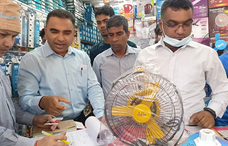 বাড়তি দামে চার্জার ফ্যান এবং লাইট বিক্রির অভিযোগে মিরপুরে অভিযান চালিয়েছে জাতীয় ভোক্তা-অধিকার সংরক্ষণ অধিদপ্তর। আজ মিরপুর-১ নম্বরের দারুস সালাম রোডের কো-অপারেটিভ মার্কেট ও এর আশপাশে অভিযান চালায় ভোক্তা-অধিকার অধিদপ্তর। অধিদপ্তরের সহকারী পরিচালক আবদুল জব্বার মন্ডলের নেতৃত্বে এ অভিযান চলে। ছবি: মাহবুব আলম