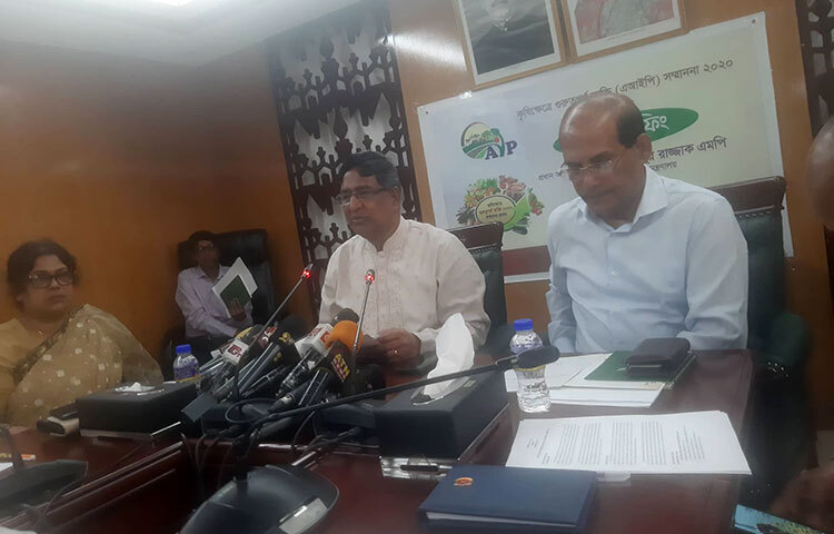 ফসল ফলাতে ইউরিয়া সারের ব্যবহার কমানোর চিন্তা-ভাবনা হচ্ছে বলে জানিয়েছেন কৃষিমন্ত্রী মো. আব্দুর রাজ্জাক। আজ সচিবালয়ে কৃষিক্ষেত্রে গুরুত্বপূর্ণ ব্যক্তি (এআইপি) সম্মাননা প্রদান উপলক্ষে সংবাদ সম্মেলনে কৃষিমন্ত্রী এ কথা জানান। ছবি: জাগো নিউজ