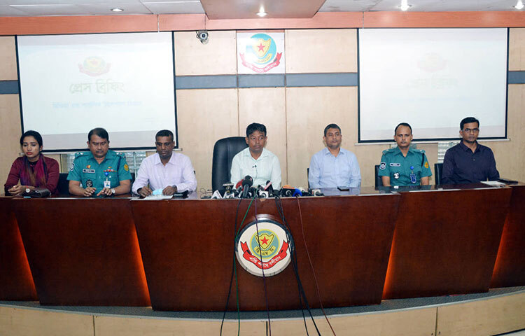 বর্তমান প্রেক্ষাপটে অবৈধভাবে কেউ ডলার মজুত করলে ব্যবস্থা গ্রহণ করা হবে বলে জানিয়েছেন ঢাকা মহানগর গোয়েন্দা পুলিশের (ডিবি) প্রধান অতিরিক্ত পুলিশ কমিশনার মোহাম্মদ হারুন অর রশীদ। আজ ডিএমপি মিডিয়া সেন্টারে আয়োজিত এক সংবাদ সম্মেলনে সাংবাদিকদের এক প্রশ্নের জবাবে তিনি এ কথা বলেন। ছবি: জাগো নিউজ