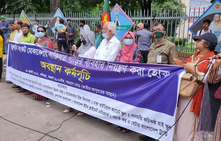 ব্যক্তিগত গাড়ির ব্যবহার নিয়ন্ত্রণ এবং হেঁটে ও সাইকেলে যাতায়াতের সুষ্ঠু পরিবেশ নিশ্চিত করার মাধ্যমে জ্বালানি সংকট মোকাবিলায় উল্লেখযোগ্য ভূমিকা পালন সম্ভব বলে মনে করছেন পরিবেশবাদীরা। আজ রাজধানীর শাহবাগ জাতীয় জাদুঘরের সামনে পরিবেশ বাঁচাও আন্দোলন (পবা), প্রত্যাশা মাদকবিরোধী সংগঠনসহ বেশ কয়েকটি সংগঠনের উদ্যোগে ‘জ্বালানি সংকট মোকাবিলায় ব্যক্তিগত গাড়ির ব্যবহার নিয়ন্ত্রণ করা হোক’ শীর্ষক অবস্থান কর্মসূচিতে তারা এ কথা বলেন। ছবি: বিপ্লব দিক্ষিৎ