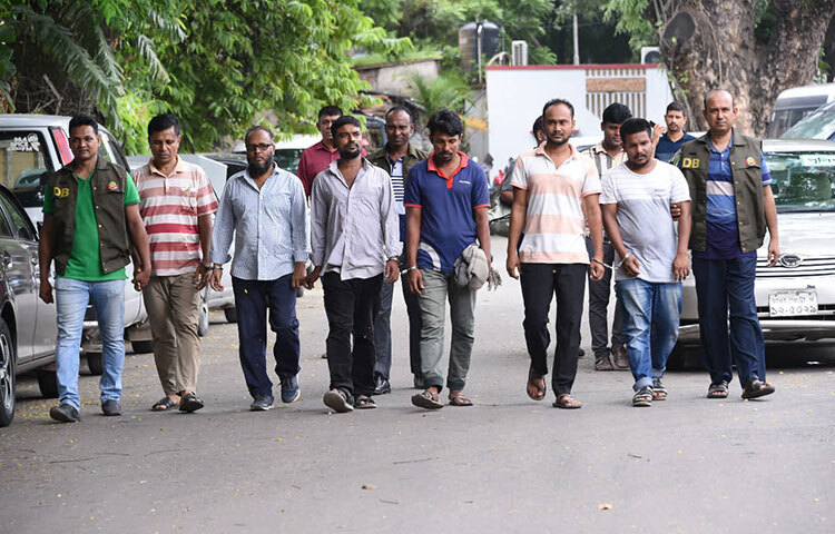 সাধারণ গ্রাহকের ছদ্মবেশে ব্যাংকের ভেতরে অবস্থান করতো কয়েকজন। ভেতরে মোটা অঙ্কের টাকা লেনদেনকারীদের তথ্য জেনে কৌশলে তাদের অনুসরণ করা হতো। এরপর বাইরে অপেক্ষমাণদের টার্গেট করা ব্যক্তির তথ্য সরবরাহ করা হতো। আজ দুপুরে ডিএমপি মিডিয়া সেন্টারে আয়োজিত সংবাদ সম্মেলনে এসব কথা জানান ঢাকা মহানগর গোয়েন্দা (ডিবি) পুলিশের প্রধান অতিরিক্ত পুলিশ কমিশনার মোহাম্মদ হারুন অর রশীদ। এ সময় ডিবি পুলিশের নতুন পোশাক পরিধান করে উপস্থিত হন গোয়েন্দা পুলিশ কর্মকর্তারা। ছবি: বিপ্লব দিক্ষিৎ