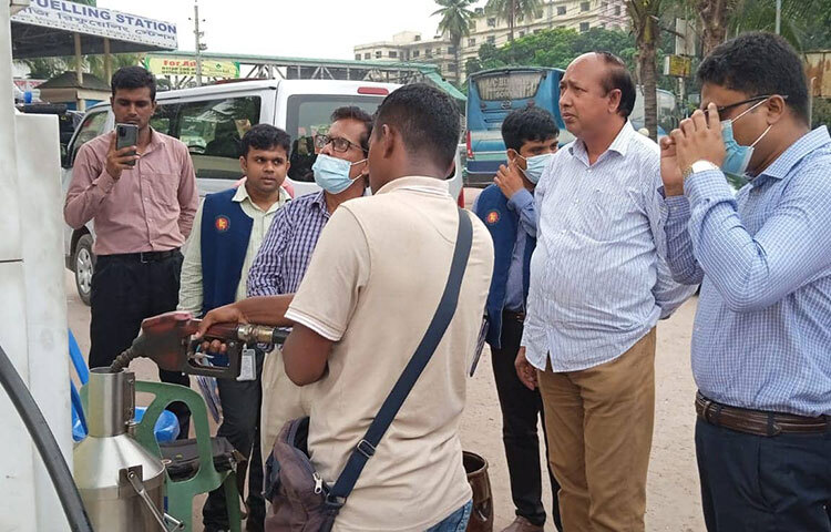 আজ অভিযান চালিয়ে ওই তিনটি পাম্পকে জরিমানা করে বিএসটিআইয়ের ভ্রাম্যমাণ আদালত। এরআগে সোমবার (১ আগস্ট) মোটরসাইকেলে তেল কম দেওয়ার অভিযোগে কল্যাণপুরে সোহরাব পাম্পে ৮ ঘণ্টা অবস্থান করে প্রতিবাদ জানান মো. ইশতিয়াক নামে এক ব্যাংক কর্মকর্তা। ছবি: বিপ্লব দিক্ষিৎ