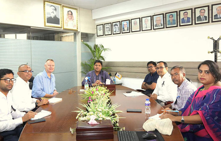 দেশের বিশ্ববিদ্যালয়ের নবীন শিক্ষকদের ইংরেজি ভাষার দক্ষতা বাড়ানোর জন্য প্রশিক্ষণ কর্মশালা করার উদ্যোগ নিয়েছে বিশ্ববিদ্যালয় মঞ্জুরি কমিশন (ইউজিসি)। আজ ঢাকার ব্রিটিশ কাউন্সিলের পরিচালক (এডুকেশন) ডেভিড মেনার্ডের সঙ্গে ইউজিসির সদস্য অধ্যাপক ড. বিশ্বজিৎ চন্দ এসব কথা বলেন। ছবি: জাগো নিউজ