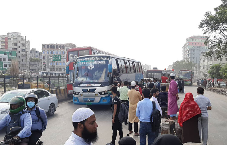 জ্বালানি তেলের মূল্যবৃদ্ধির কারণে বেড়েছে পরিবহন ভাড়া। বাড়তি ভাড়া কার্যকর হলেও রাজধানীর বিভিন্ন জায়গায় গণপরিবহন সংকটে পড়েছে মানুষ। আজ সকালে রাজধানীর শনির আখড়া, ধোলাইপাড়, যাত্রাবাড়ী, সায়েদাবাদ, গুলিস্তান ও পল্টন এলাকা ঘুরে এমন চিত্র দেখা যায়। ছবি:মাহবুব আলম