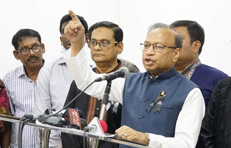 স্থানীয় সরকার, পল্লী উন্নয়ন ও সমবায়মন্ত্রী মো. তাজুল ইসলাম বলেছেন, আন্দোলনের নামে কেউ হামলা-ভাঙচুর ও বোমাবাজি করে জনজীবন অতিষ্ঠ করার চেষ্টা করলে তাদের বিরুদ্ধে কঠোর ব্যবস্থা নেওয়া হবে। আজ ঢাকা রিপোর্টার্স ইউনিটিতে বাংলাদেশ উপজেলা পরিষদ অ্যাসোসিয়েশন আয়োজিত জাতীয় শোক দিবস উপলক্ষে আলোচনা সভা, দোয়া মাহফিল ও স্বেচ্ছায় রক্তদান কর্মসূচিতে প্রধান অতিথির বক্তব্যে তিনি একথা বলেন। ছবি: জাগো নিউজ