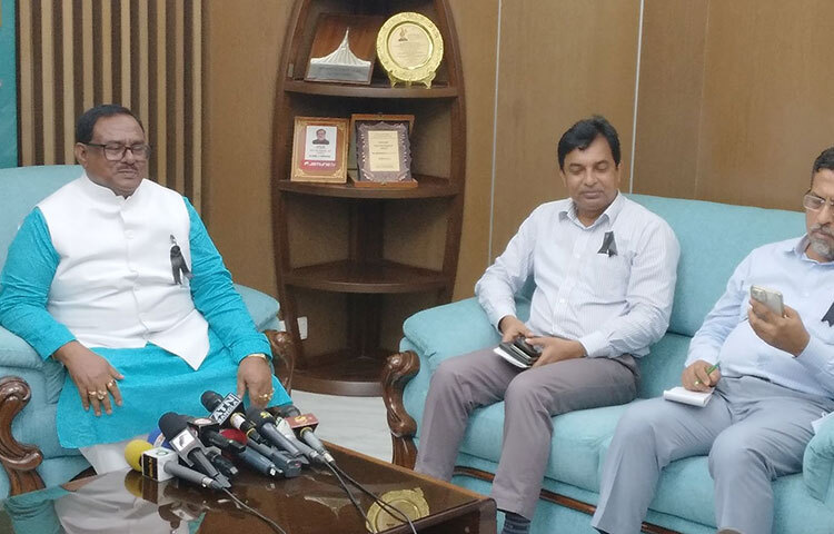 ঊর্ধ্বমুখী চালের বাজার নিয়ন্ত্রণে আগামী ১ সেপ্টেম্বর থেকে দেশব্যাপী দুই হাজার ১৩ জন ডিলারের মাধ্যমে চাল খোলা বাজারে বিক্রি (ওএমএস) করা হবে বলে জানিয়েছেন খাদ্যমন্ত্রী সাধন চন্দ্র মজুমদার। একই সঙ্গে ১৫ টাকা কেজি দরে চাল বিক্রির খাদ্যবান্ধব কর্মসূচিও শুরু হবে। আজ সচিবালয়ে নিজ দপ্তরে সাংবাদিকদের সঙ্গে আলাপকালে মন্ত্রী এ তথ্য জানান। ছবি: বিপ্লব দিক্ষিৎ