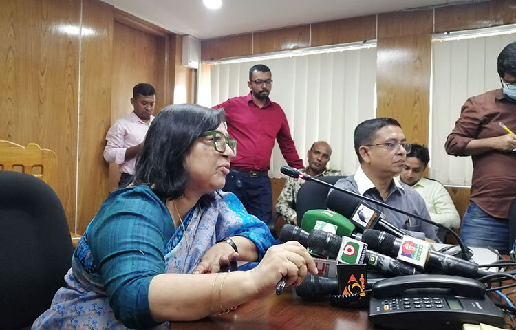 রাজধানীর উত্তরায় নির্মাণাধীন বাস র্যাপিড ট্রানজিট (বিআরটি) প্রকল্পের ক্রেন থেকে গার্ডার ছিটকে প্রাইভেটকারের ওপর পড়ে পাঁচজন নিহত হন। এ ঘটনায় ঠিকাদারি প্রতিষ্ঠান চায়না গ্যাঝুবা গ্রুপ করপোরেশনের (সিজিজিসি) দায় দেখছে দুর্ঘটনার পর গঠিত তদন্ত কমিটি। আজ বিকেলে সচিবালয়ে সড়ক পরিবহন ও মহাসড়ক বিভাগের সম্মেলন কক্ষে সাংবাদিকদের তিনি এসব তথ্য জানান। ছবি: মাহবুব আলম