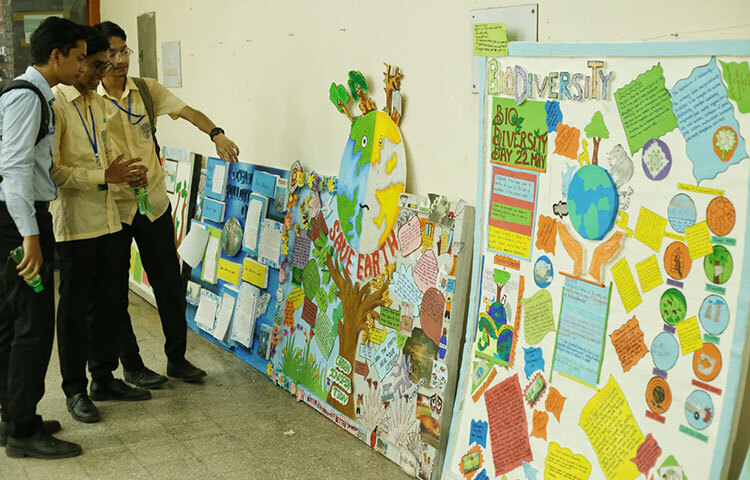 আজ সকালে বাংলাদেশ প্রকৌশল বিশ্ববিদ্যালয়ের টিএসসিতে শুরু হওয়া জাতীয় পরিবেশ উৎসবটি চলবে দুদিন। দুই দিনব্যাপী এ উৎসবে দুইশোর বেশি শিক্ষাপ্রতিষ্ঠানের দেড় হাজারের মতো শিক্ষার্থী নিবন্ধন করেছেন। এর মধ্যে প্রথম দিনই ৮০টির বেশি শিক্ষাপ্রতিষ্ঠানের প্রায় এক হাজার শিক্ষার্থী অংশ নিয়েছেন। ছবি: জাগো নিউজ