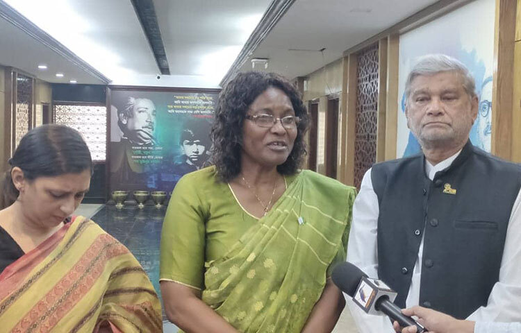 বাংলাদেশকে চলমান ৫৫টি প্রকল্পের জন্য বিশ্বব্যাংক এক হাজার ৫০০কোটি ডলার ঋণের প্রতিশ্রুতি দিয়েছে বলে জানিয়েছেন সংস্থাটির বাংলাদেশের কান্ট্রি ডিরেক্টর মার্সি টেম্বন। আজ রাজধানীর শেরেবাংলা নগরে পরিকল্পনামন্ত্রীর কার্যালয়ে বিশ্বব্যাংকের বাংলাদেশ ও ভুটানের কান্ট্রি ডিরেক্টর মার্সি টেম্বন বিদায়ী সাক্ষাতে এ কথা জানান। ছবি: জাগো নিউজ