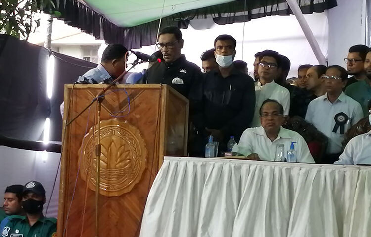 ‘জনগণের বাড়িতে লোডশেডিং হলে মন্ত্রী-এমপিদের বাসায় কেন হতে পারে না’ এমন প্রশ্ন তুলেছেন আওয়ামী লীগের সাধারণ সম্পাদক এবং সড়ক পরিবহন ও সেতুমন্ত্রী ওবায়দুল কাদের। আজ বাংলাদেশ সচিবালয় কর্মকর্তা-কর্মচারী ঐক্য পরিষদ আয়োজিত আলোচনা সভা ও দোয়া অনুষ্ঠানে তিনি এসব কথা বলেন। জাতীয় শোক দিবস উপলক্ষে সচিবালয় প্রাঙ্গণে এ সভার আয়োজন করা হয়। ছবি: জাগো নিউজ