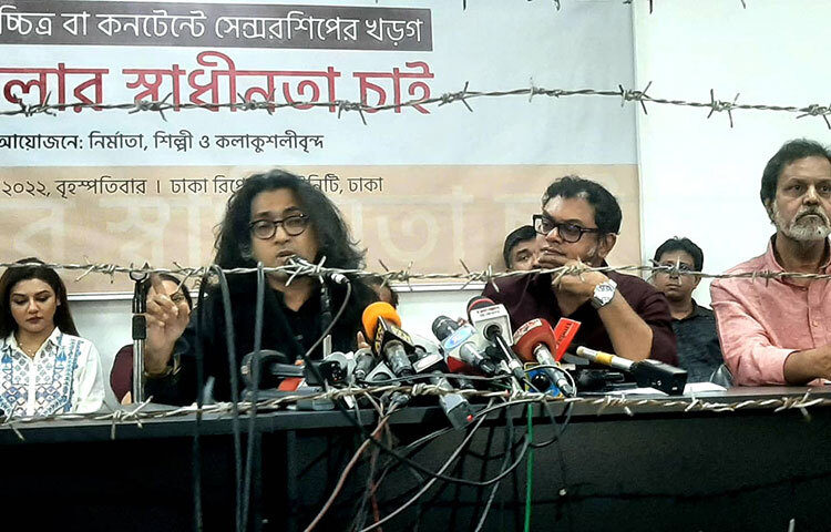 ‘হাওয়া’ সিনেমার পরিচালকের বিরুদ্ধে বন বিভাগের বন্যপ্রাণী অপরাধ দমন ইউনিটের মামলা, নির্মাতা মোস্তফা সরয়ার ফারুকীর নতুন সিনেমা ‘শনিবার বিকেল’ মুক্তির অনুমতি না দেওয়া নিয়ে সামাজিকমাধ্যমে গত কয়েকদিন থেকে প্রতিবাদে মুখর চলচ্চিত্র নির্মাতা, শিল্পী ও কলাকুশলীরা। এসব বিষয় নিয়ে আজ ঢাকা রিপোর্টার্স ইউনিটিতে শীর্ষক এক সংবাদ সম্মেলনের আয়োজন করা হয়। ছবি: মাহবুব আলম