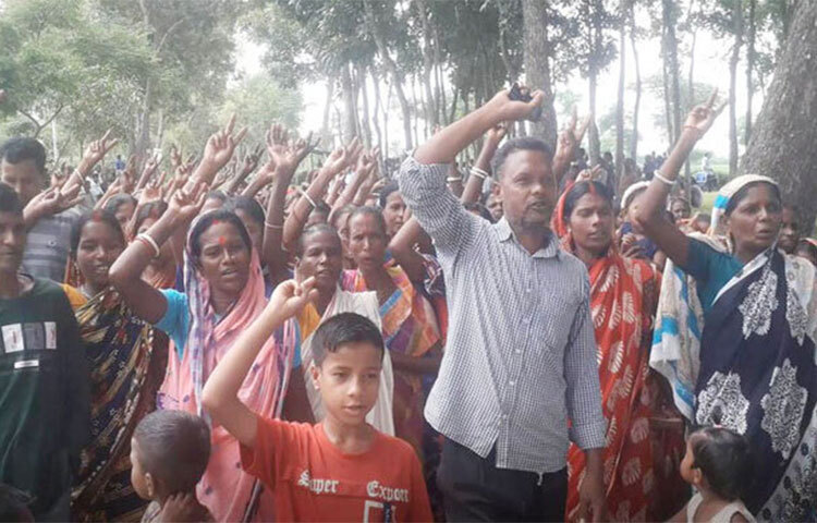 টানা ১৯ দিন আন্দোলনের পর মজুরি নিয়ে সমস্যার অবসান হওয়ায় হবিগঞ্জের ২৪টি চা বাগানে আনন্দ মিছিল করেছেন শ্রমিকরা। আজ সকাল থেকেই শ্রমিকরা দারাগাঁও, চান্দপুর, ফয়জাবাদ, রশিদপুরসহ বিভিন্ন বাগানে জড়ো হতে থাকেন। পরে দুপুরে প্রধানমন্ত্রী শেখ হাসিনাকে অভিনন্দন জানিয়ে তারা মিছিল করেন। ছবি: সৈয়দ এখলাছুর রহমান খোকন