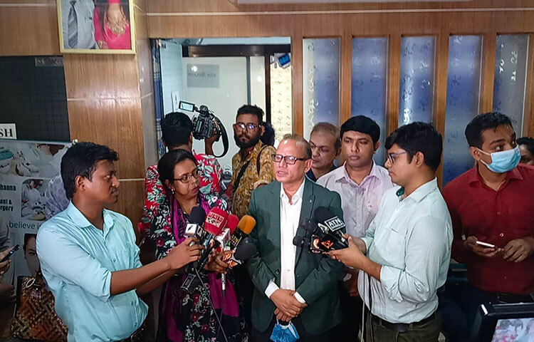 অনিবন্ধিত বেসরকারি হাসপাতাল, ডায়াগনস্টিক সেন্টারসহ চিকিৎসা সংশ্লিষ্ট প্রতিষ্ঠানে অভিযান পরিচালনা করছে স্বাস্থ্য অধিদপ্তর। অভিযানে নিবন্ধন না থাকায় বনানীর হেয়ার ট্রান্সপ্ল্যান্ট অ্যান্ড কসমেটিক সার্জারি সেন্টার নামে একটি প্রতিষ্ঠান বন্ধ করে দেওয়া হয়েছে। ছবি: বিপ্লব দিক্ষিৎ