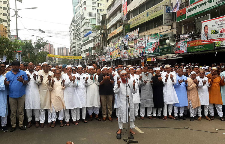 নারায়ণগঞ্জে রাত ২টায় পুলিশ পাহারায় যুবদল নেতা শাওনের মরদেহ দাফন করা হয়েছে। দলের নেতাকর্মী, সহযোদ্ধা, বন্ধু-বান্ধদেরও জানাজায় অংশগ্রহণ করতে দেয়নি। বিএনপি মহাসচিব মির্জা ফখরুল ইসলাম আলমগীর এসব অভিযোগ করেছেন। আজ বাদ জুমা নয়াপল্টনে দলীয় কার্যালয়ের সামনে শাওনের গায়েবানা জানাজা হয়েছে। ছবি: বিপ্লব দিক্ষিৎ