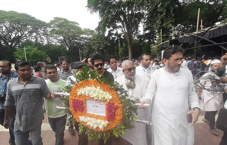 সদ্যপ্রয়াত গীতিকবি গাজী মাজহারুল আনোয়ারের প্রতি শ্রদ্ধা জানাতে এসেছিলেন সংগীতশিল্পী ও গীতিকবিরা। ছবি: বিপ্লব দিক্ষিৎ