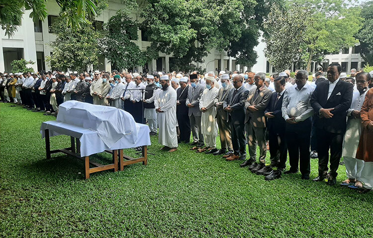 সুপ্রিম কোর্টের হাইকোর্ট বিভাগের অবসরপ্রাপ্ত বিচারপতি সৈয়দ আমিরুল ইসলামের জানাজা অনুষ্ঠিত হয়েছে। আজ দুপুর পৌনে ২টার দিকে সুপ্রিম কোর্টের বাগানে (ইনার গার্ডেনে) তার জানাজার নামাজ অনুষ্ঠিত হয়। এতে ইমামতি করেন সুপ্রিম কোর্ট আইনজীবী সমিতির মসজিদের খতিব মুফতি আবু জাফর। ছবি: জাগো নিউজ