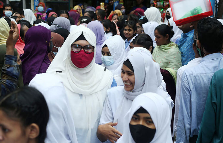 শান্তিপূর্ণ পরিবেশে পরীক্ষা দিতে পেরে শিক্ষার্থীরা বেশ আনন্দিত। ছবি: মাহবুব আলম