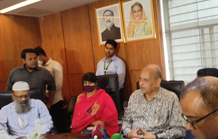 গ্যাস বেলুন বিস্ফোরণে আহত কৌতুক অভিনেতা আবু হেনা রনির চিকিৎসাসেবা নিয়ে সন্তুষ্টি প্রকাশ করে তার সুস্থতায় দেশবাসীর কাছে দোয়া চেয়েছেন স্ত্রী রুমানা রশীদ সম্পা। আজ দুপুরে ওই ঘটনায় আহত কৌতুক অভিনেতা রনি ও পুলিশ কনস্টেবল মো. জিল্লুর রহমানের চিকিৎসায় গঠিত মেডিকেল বোর্ডের মিটিং শেষে সংবাদ সম্মেলনে তিনি এ কথা জানান। ছবি: বিপ্লব দিক্ষিৎ