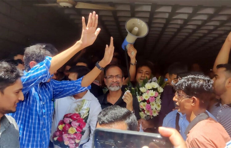 ইভ্যালির প্রতিষ্ঠাতা মোহাম্মদ রাসেলের স্ত্রী ও প্রতিষ্ঠানটির সাবেক চেয়ারম্যান শামীমা নাসরিন আদালত গঠিত পরিচালনা পর্ষদের কাছ থেকে দায়িত্ব বুঝে নিয়েছেন। প্রতিষ্ঠানটি নতুন করে পরিচালনায় আসায় ‘বিজয় র‌্যাালি’ করেছে ইভ্যালি মার্চেন্ট অ্যান্ড কনজ্যুমারস কো-অর্ডিনেশন কমিটি। আজ সকালে ধানমন্ডিতে ইভ্যালি কার্যালয়ে র‌্যালি করে সংগঠনটি। এসময় প্রতিষ্ঠানটির সাবেক ব্যবস্থাপনা পরিচালক, সাবেক অতিরিক্ত সচিব মাহবুব কবীর মিলন উপস্থিত ছিলেন। ছবি: জাগো নিউজ